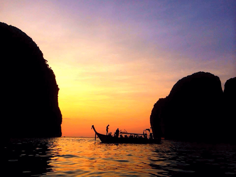 







Sunset over Maya Bay, Thailand