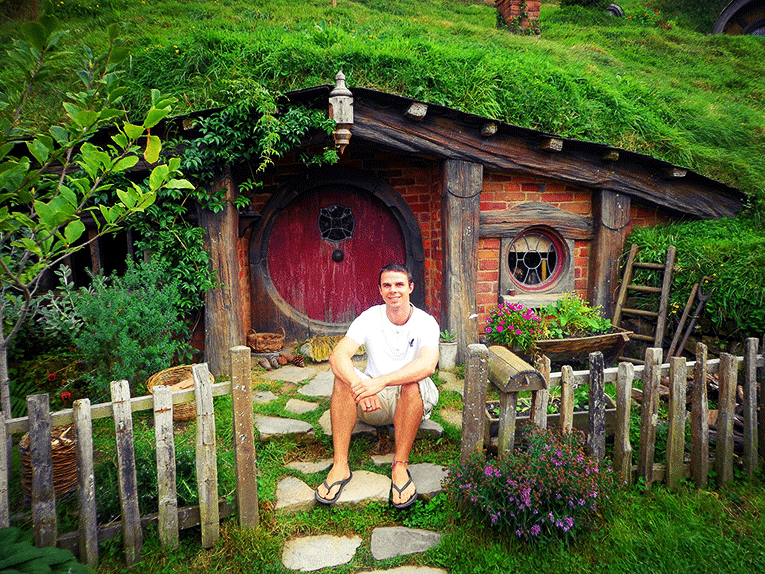 







Hobbit hole in The Shire