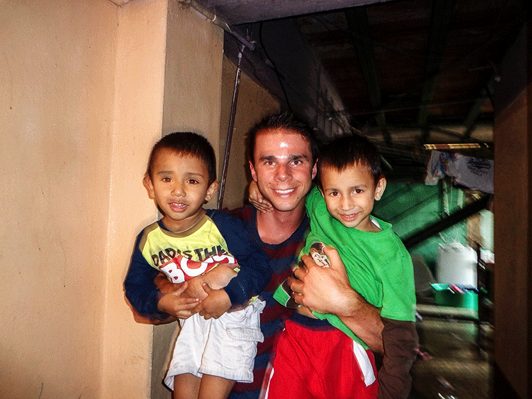







Volunteer with children at an orphanage in Costa Rica