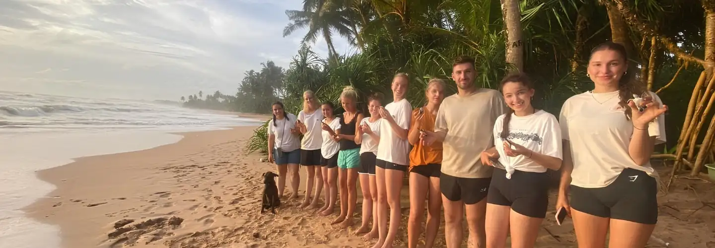 Freepackers' volunteers cleaning the beach