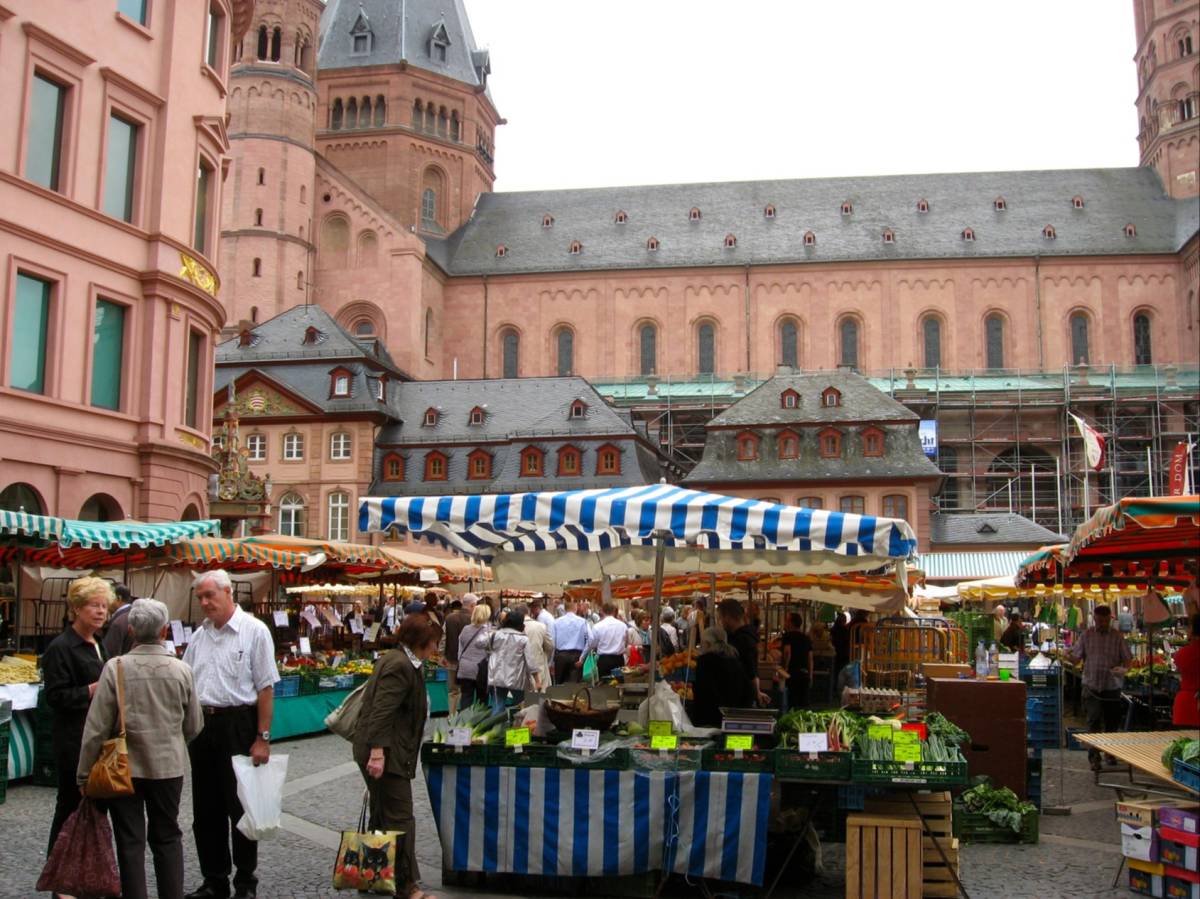 A marketplace in front of a cathedral