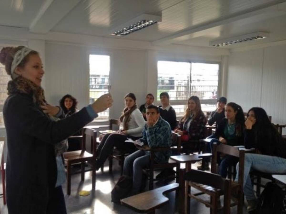 A woman presenting to a classroom of students