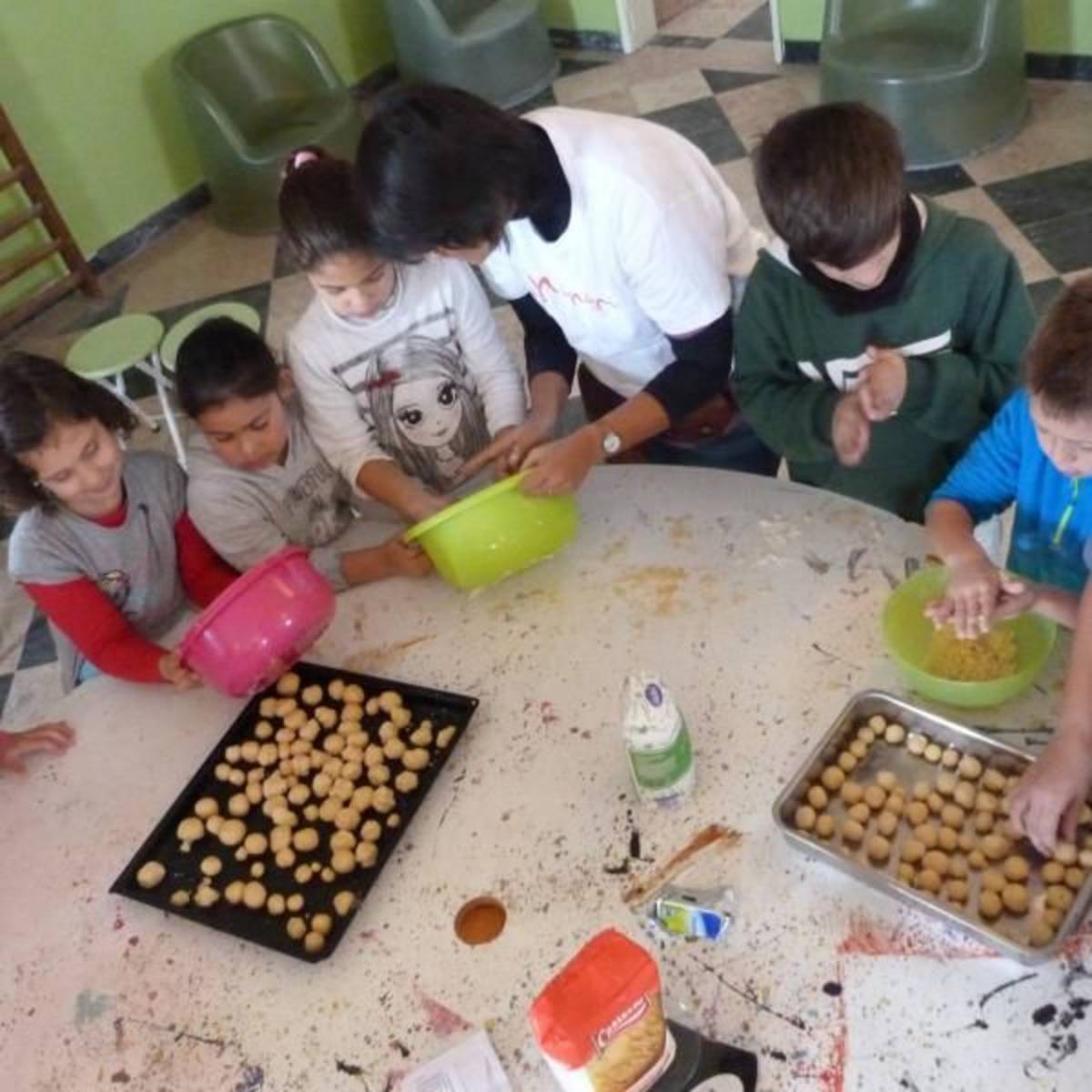 volunteer baking with little children