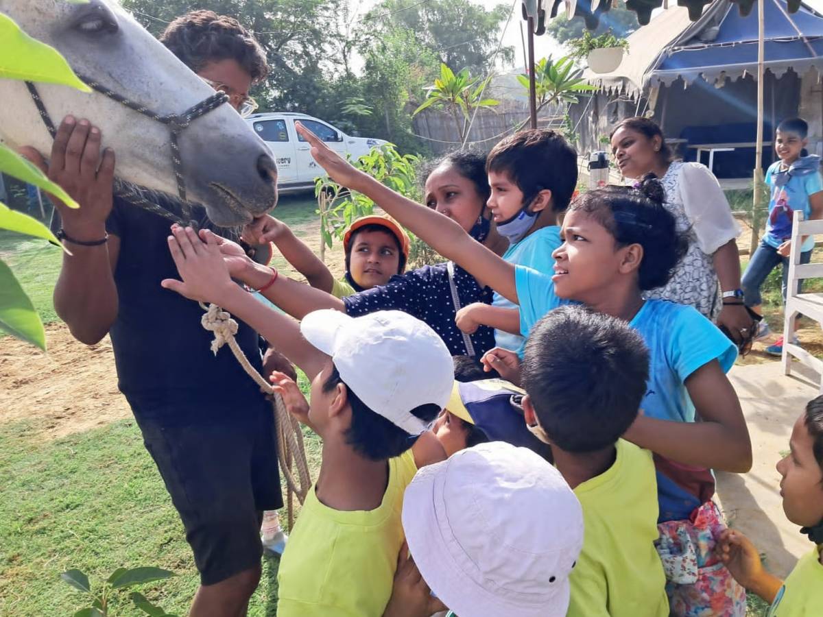 horse volunteer in india showing the animal to kids