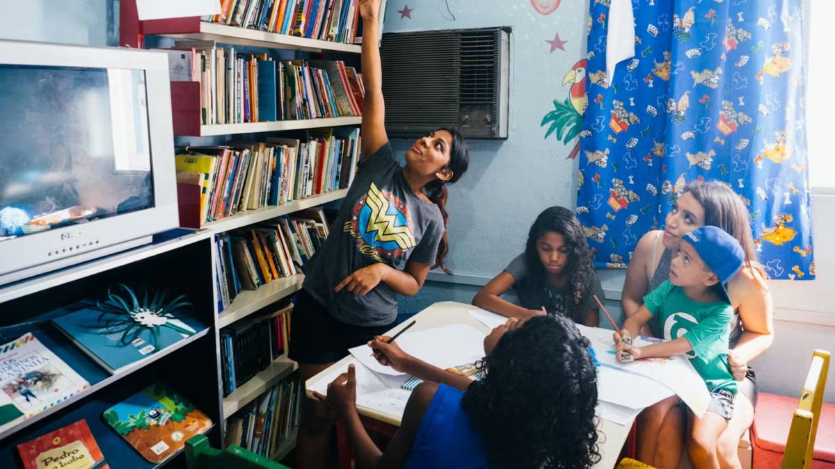 IVHQ Volunteer coloring with their class of kids in Brazil