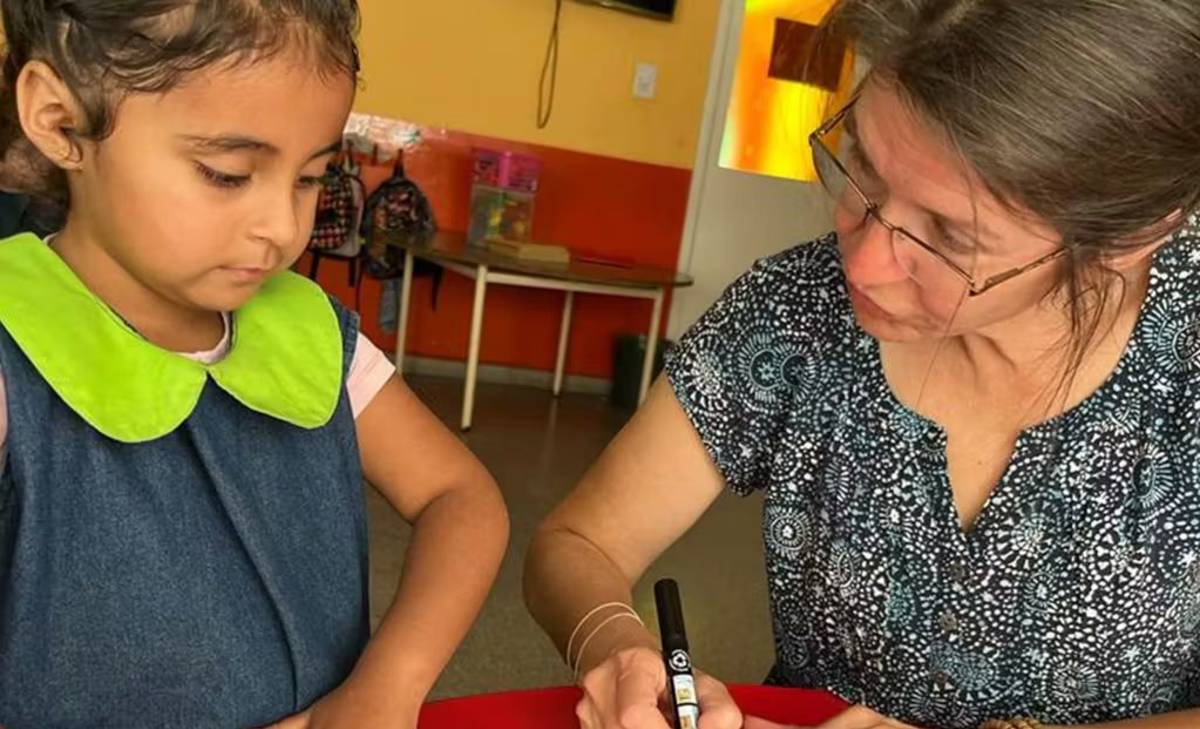 IVHQ Volunteer teaching a young child English in Argentina.