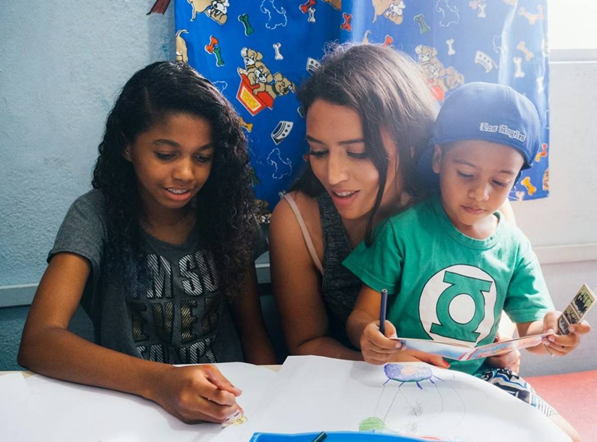 IVHQ Volunteer Teaching children how to color