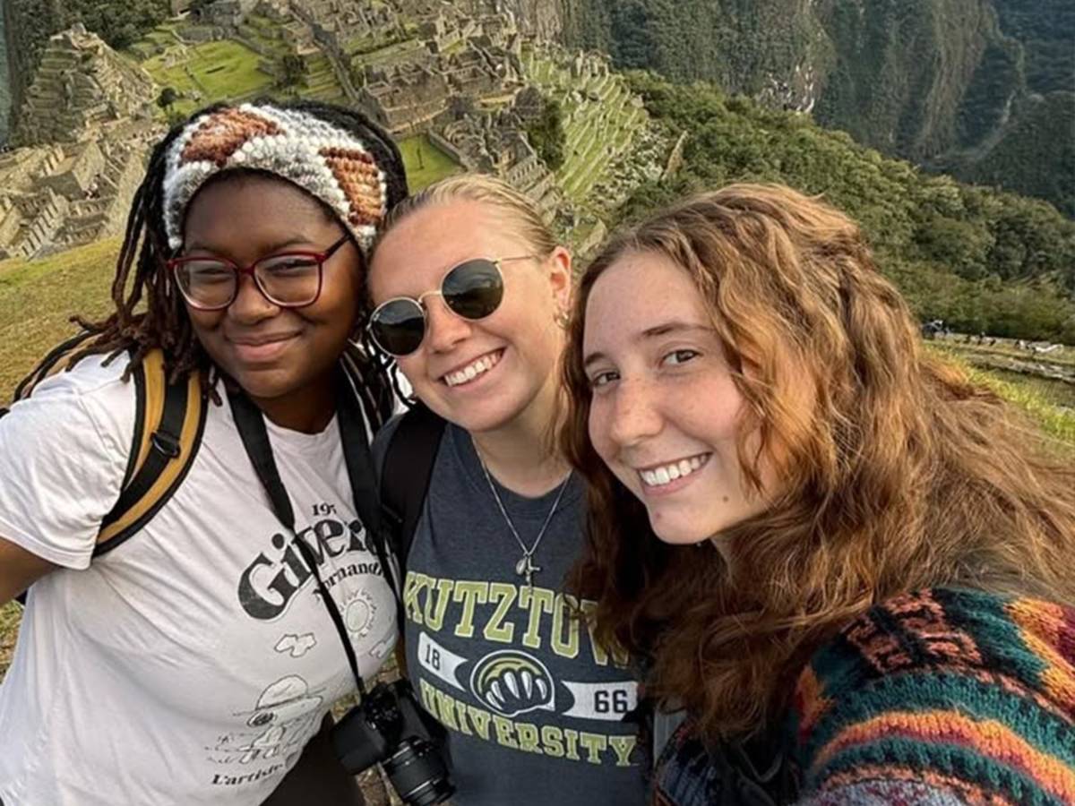 Maximo Nivel Gap Year program participants in Peru
