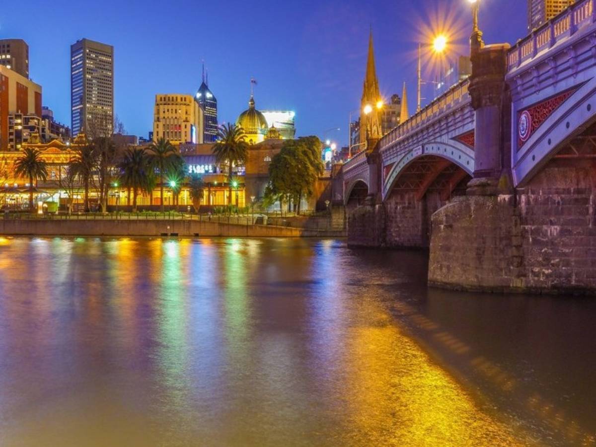 Melbourne nightlife lights reflecting along the Yarra River