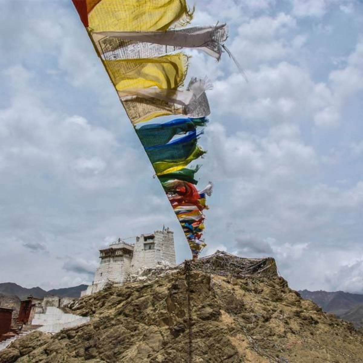 prayer flags trekking in north india
