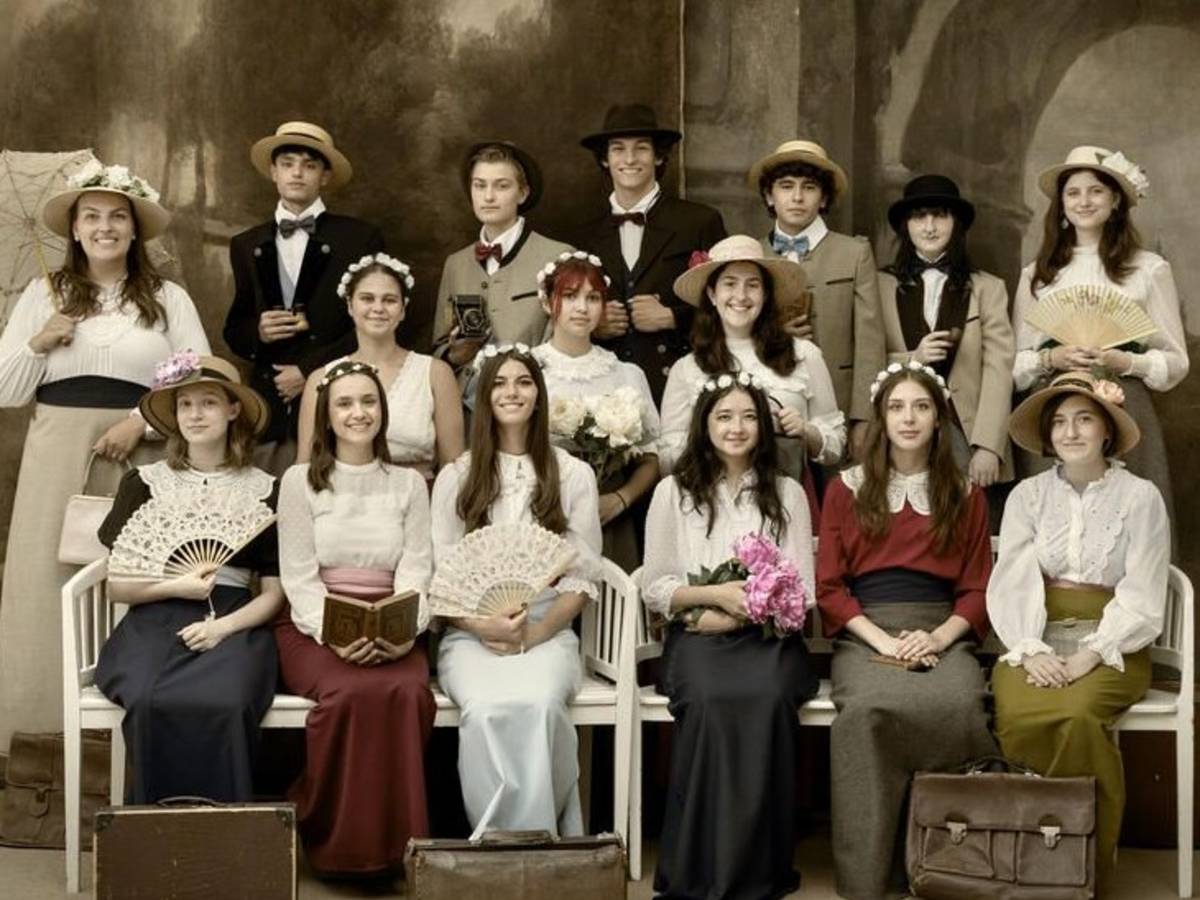 Old timey group photoshoot in Prague