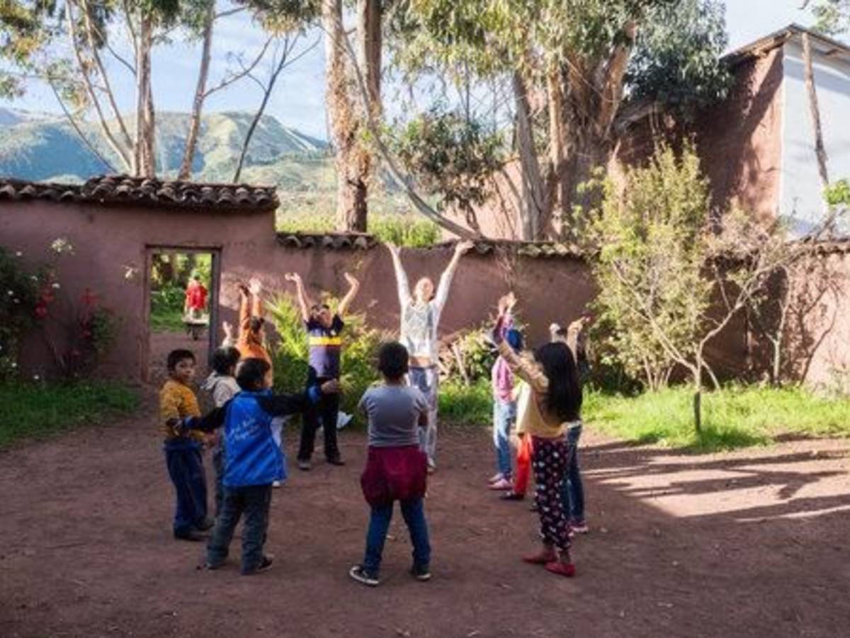 Student intern assisting children in Cusco Peru