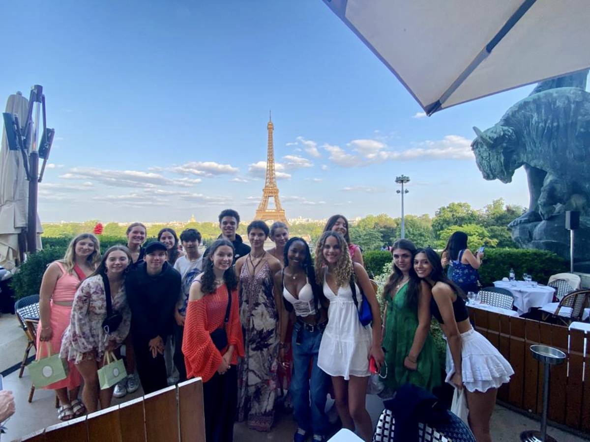 Student group in front of the Eiffel tower