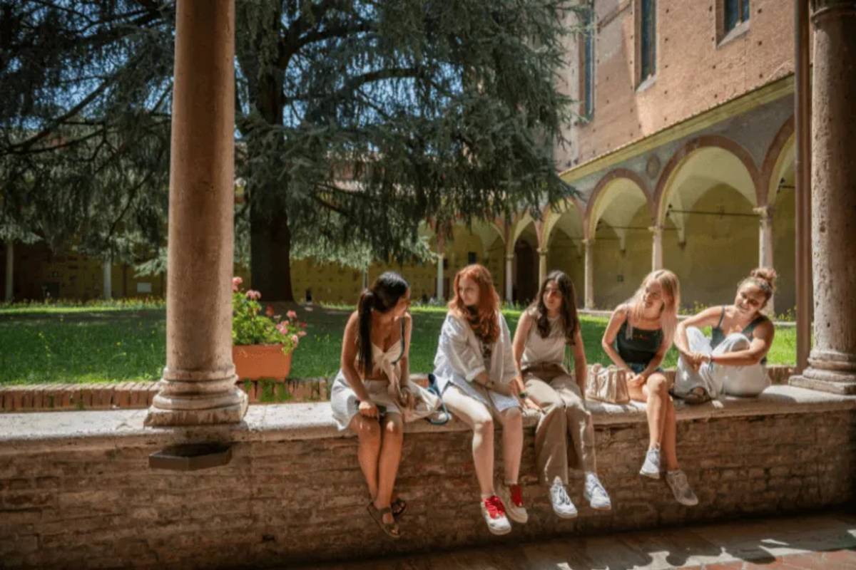 Student sit at University of Sienna Campus