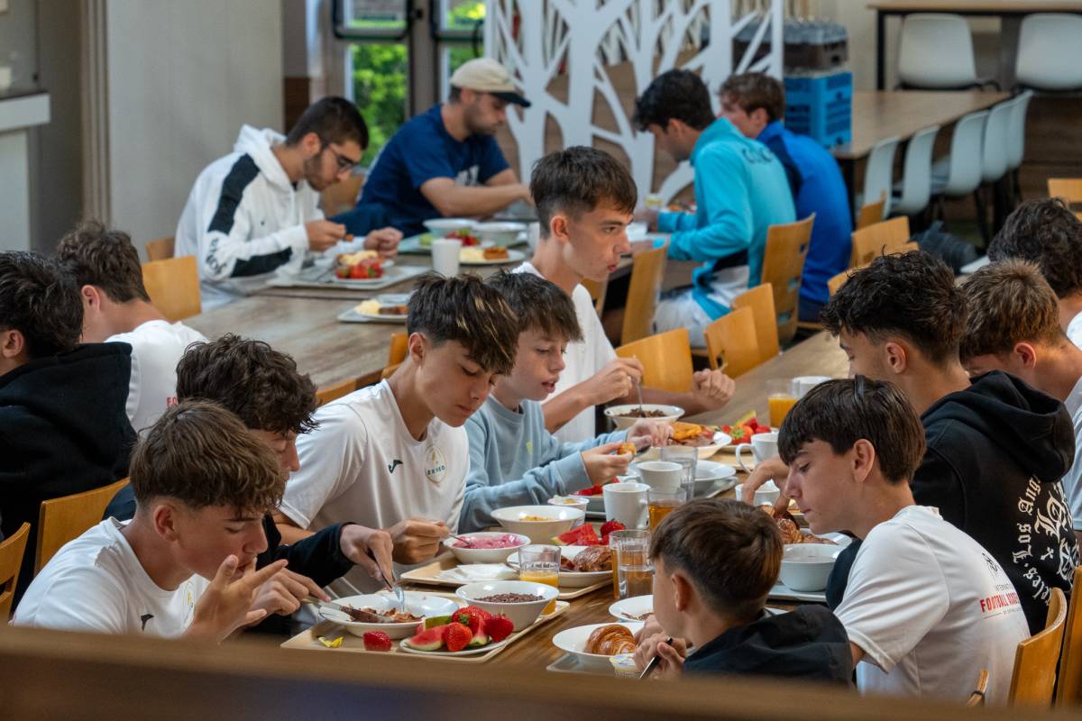 students eating at the dining hall together
