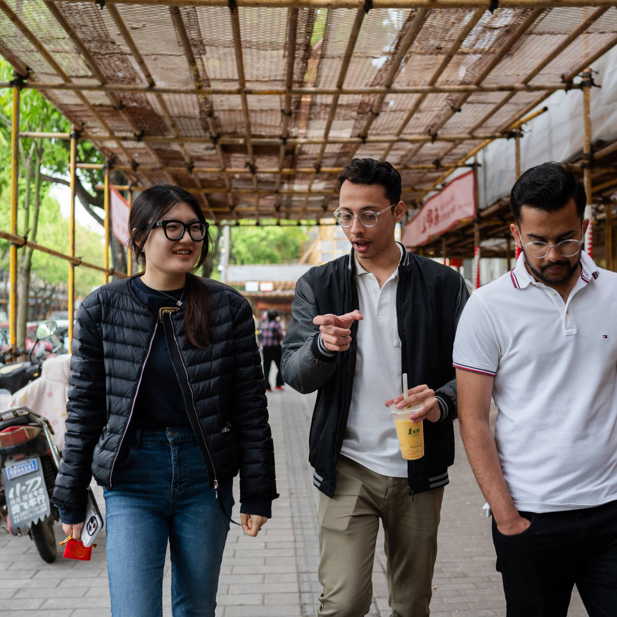 Students enjoy coffee.