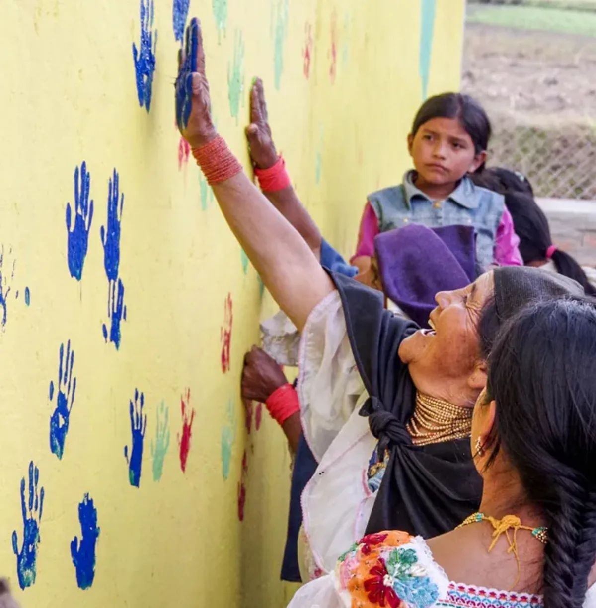 Students hand paint with locals