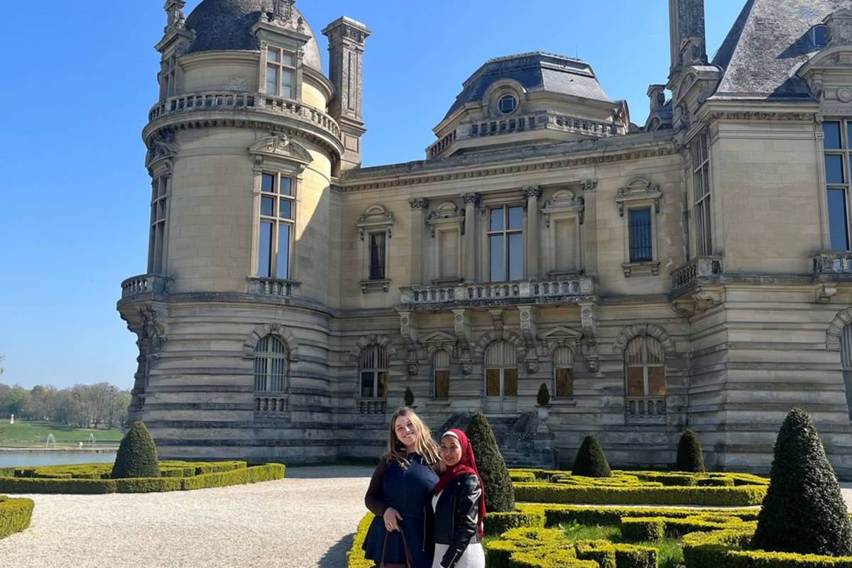 Students posing in front of chateau in France