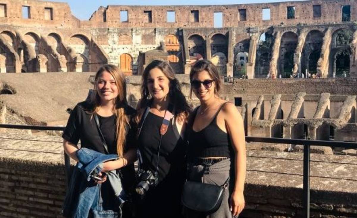 Students posing in frontof the Colosseum in Rome