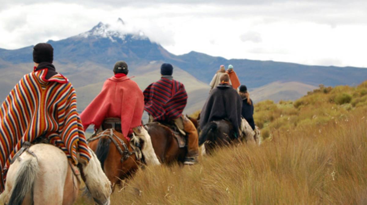 students-riding-horses-ecuador-paramo