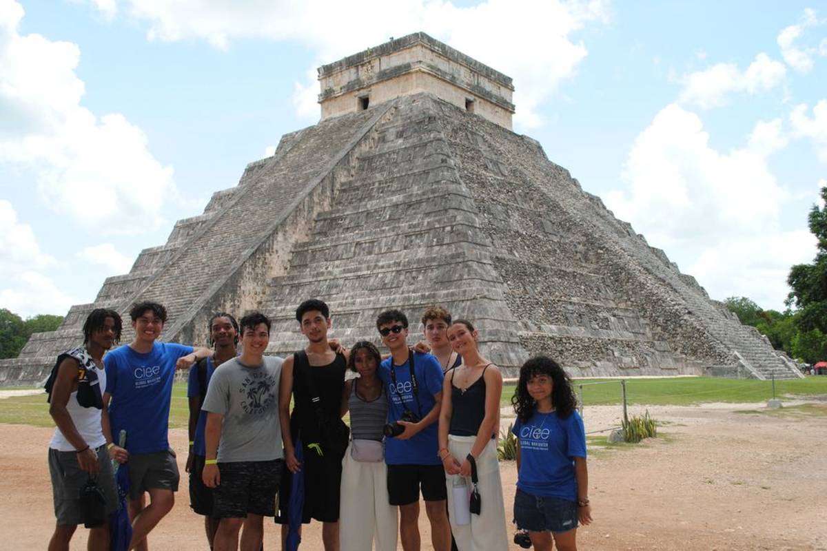 Students smiling in front of Chichén Itzá