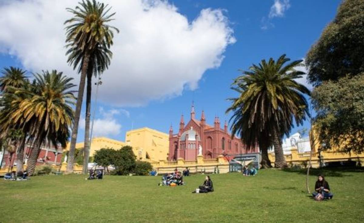 Students studying on lawn in Buenos Aires