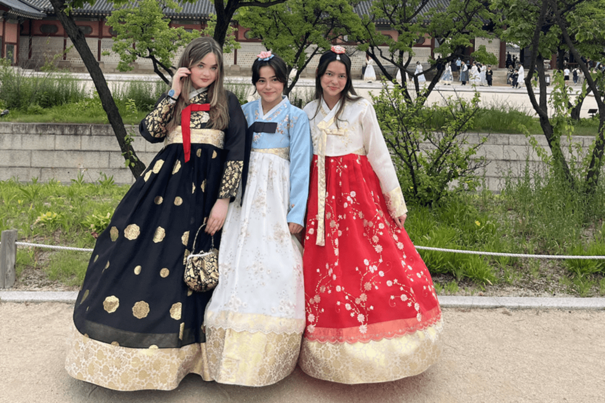 Students wearing traditional Korean dresses
