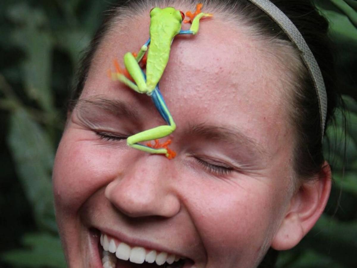 Students with frog on her face in Monteverde