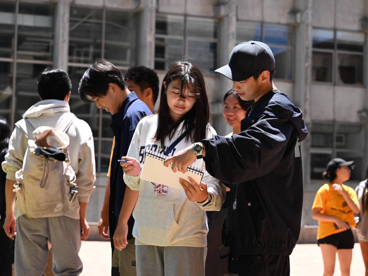 students with sketch pad