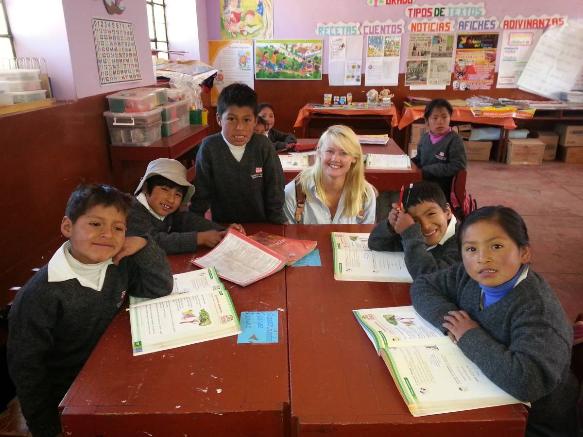Volunteer with local children in Peru