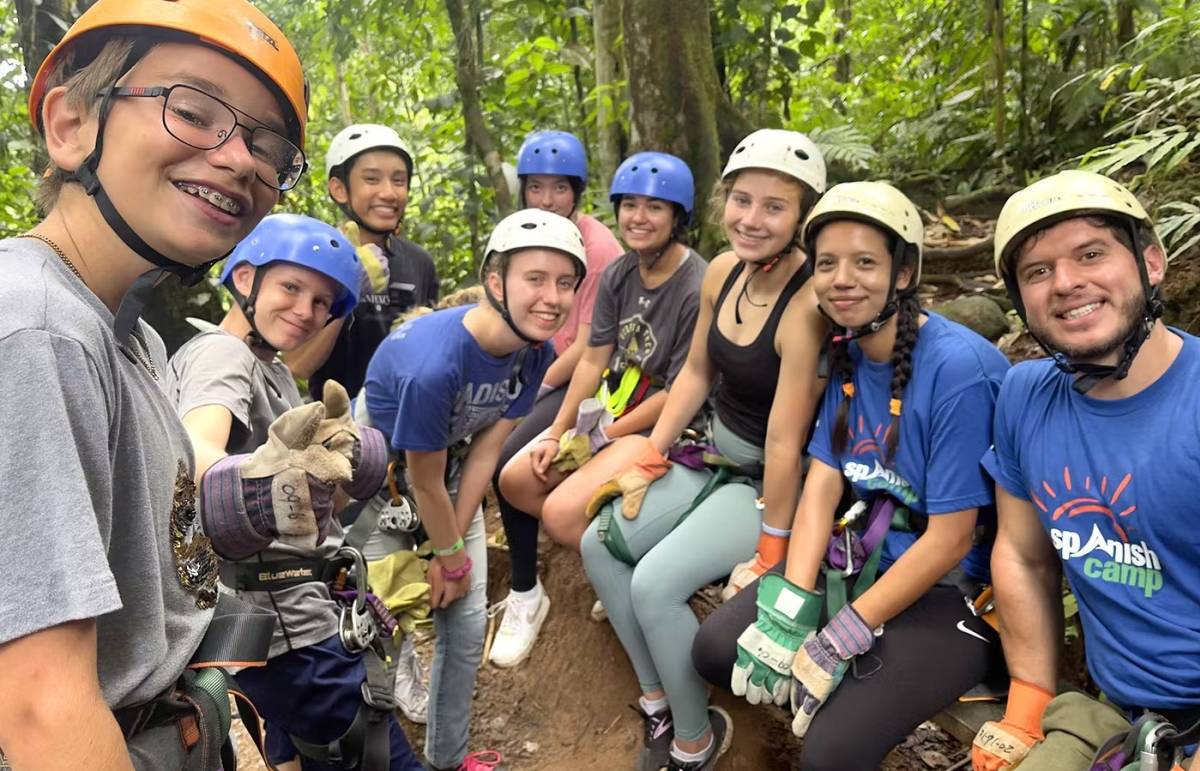 Teen Volunteers in the Costa Rican Wilderness.