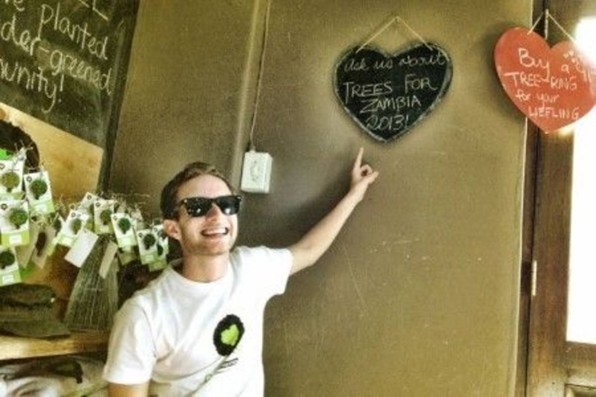 Volunteer showing a decor on the wall