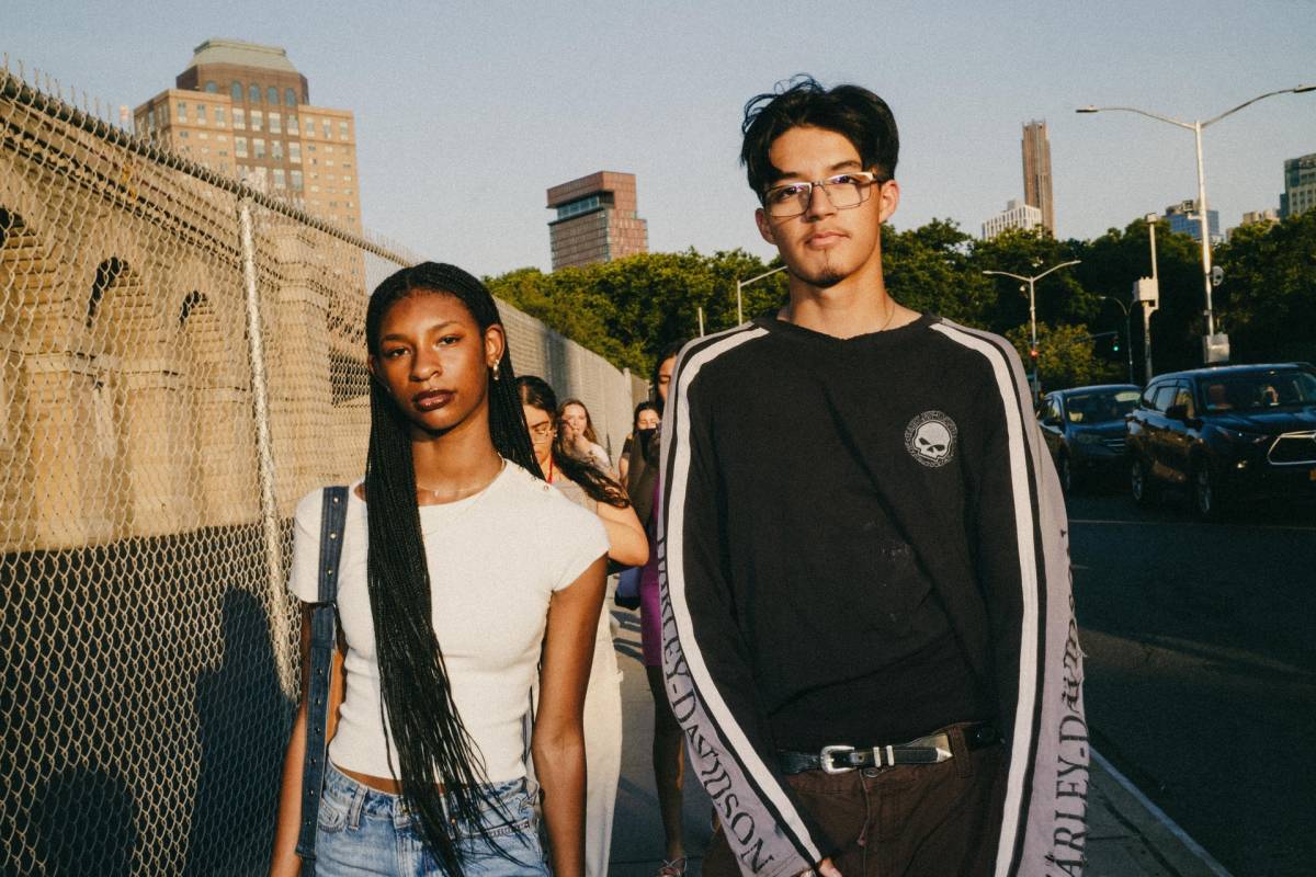 Two students walking next to the Brooklyn Bridge