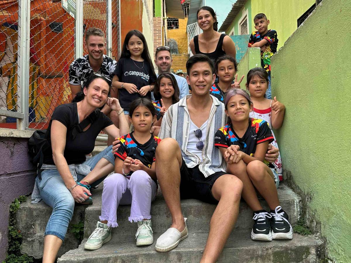Volunteers with children in Bucaramanga