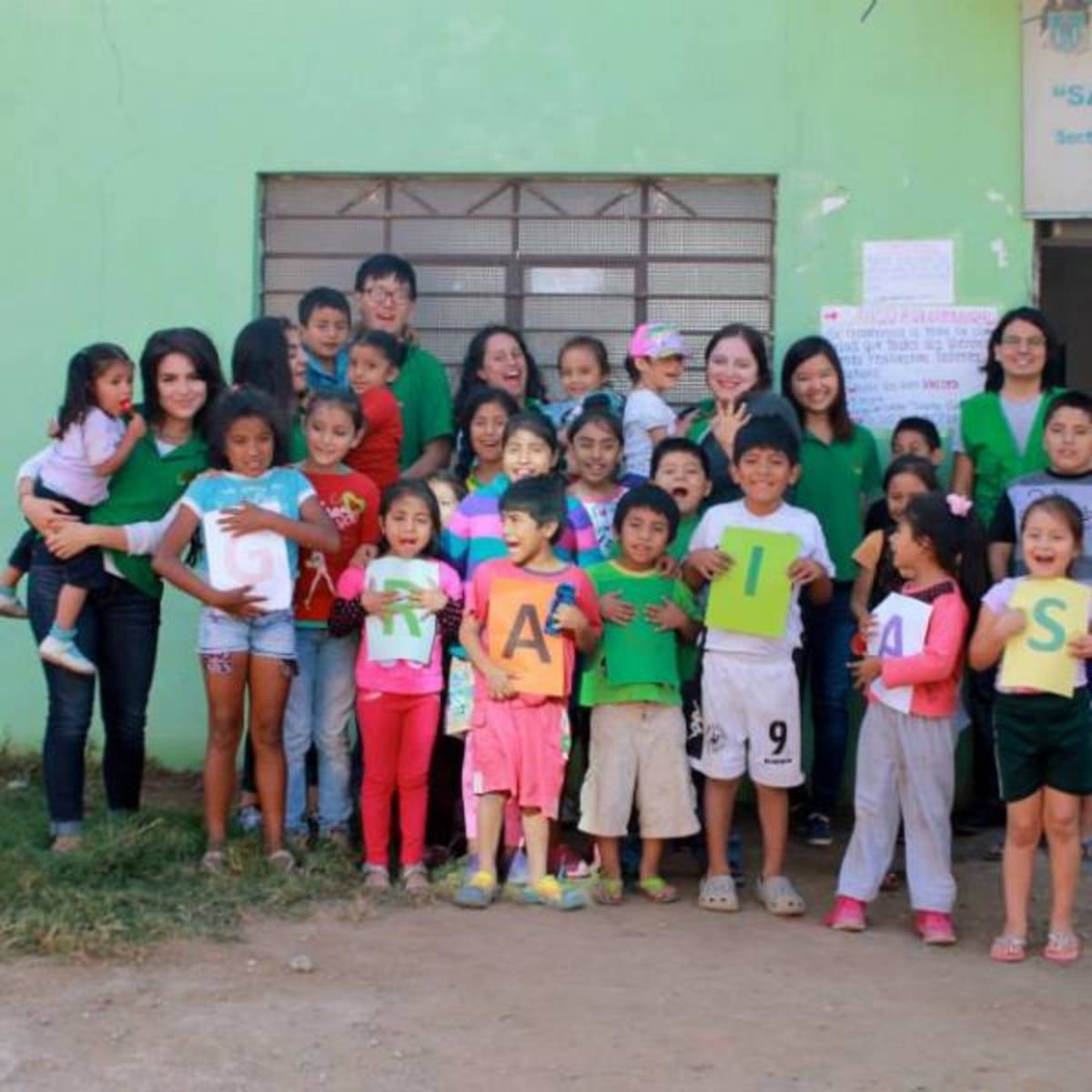 Volunteers with local Peruvian children