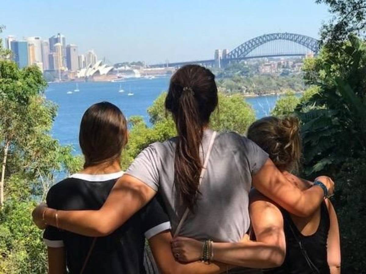 3 girls looking at the Sydney Harbour bridge