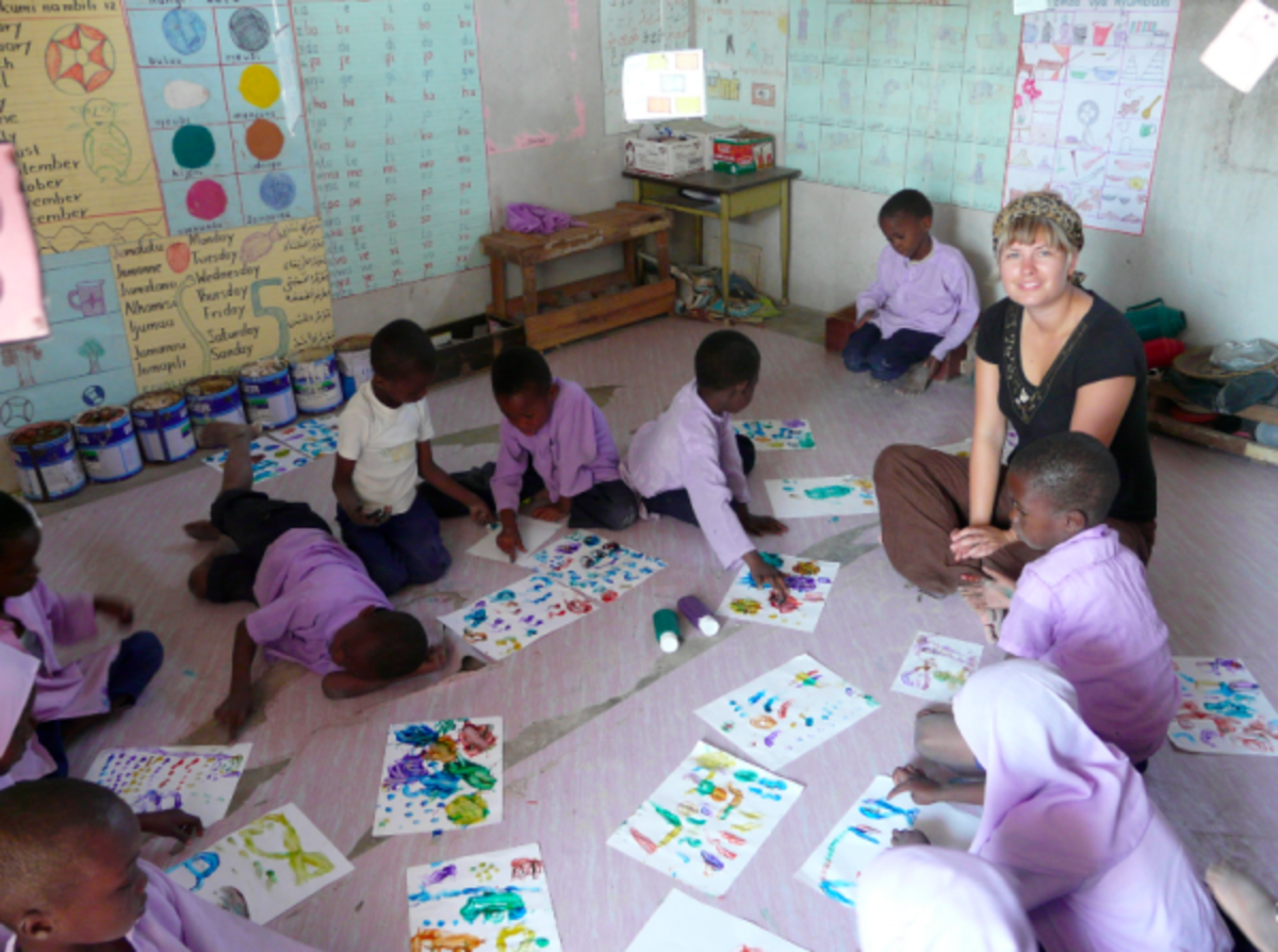 volunteer in an art class of young children