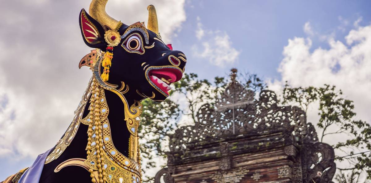 A black and gold statue in the shape of a bull