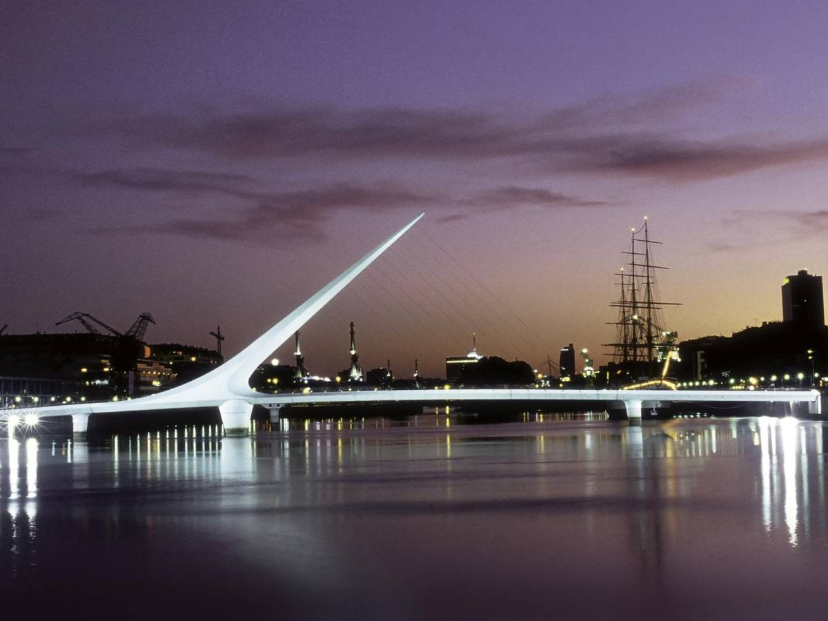 a bridge over a body of water in Buenos Aires