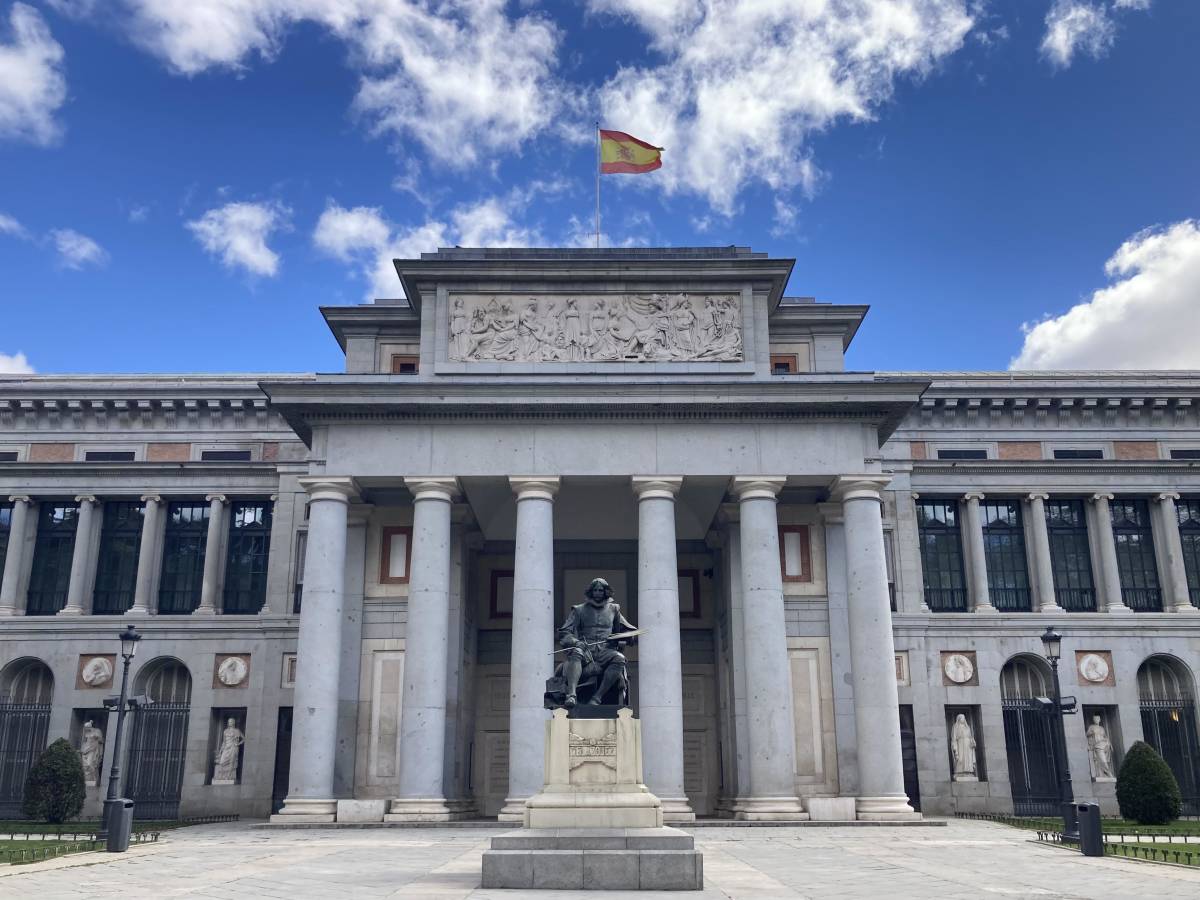 A center shot of one of the buildings in Madrid.
