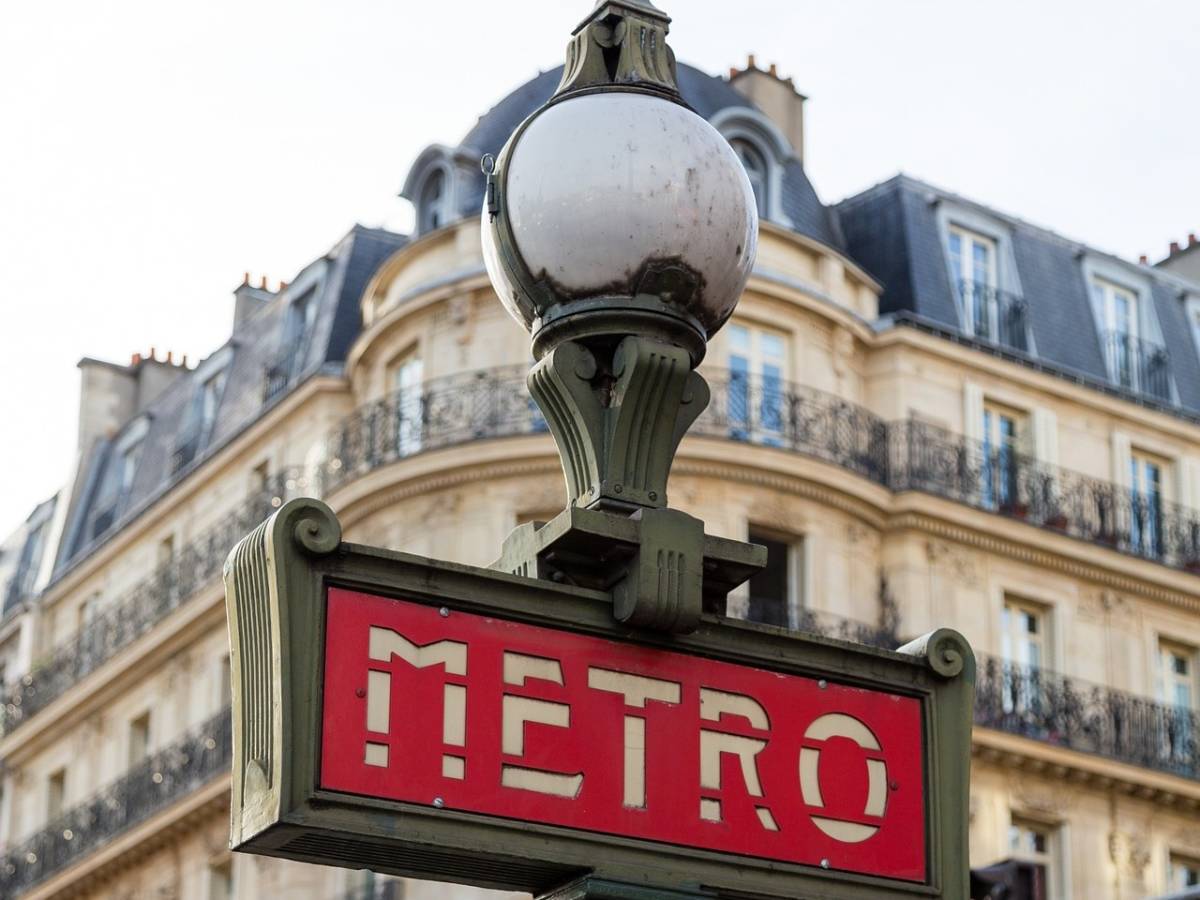 A close up view of a metro sign