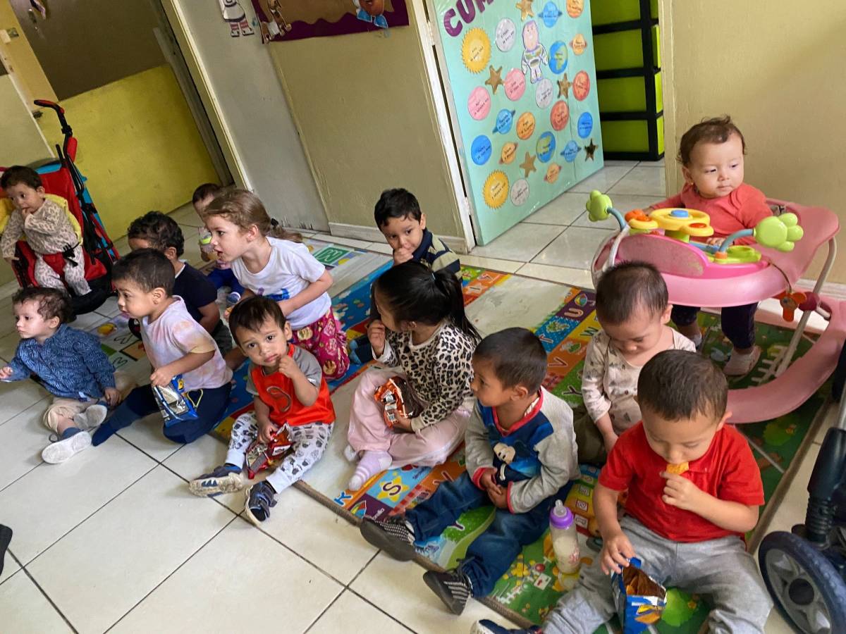 A Kindergarten Class Learning from Volunteers