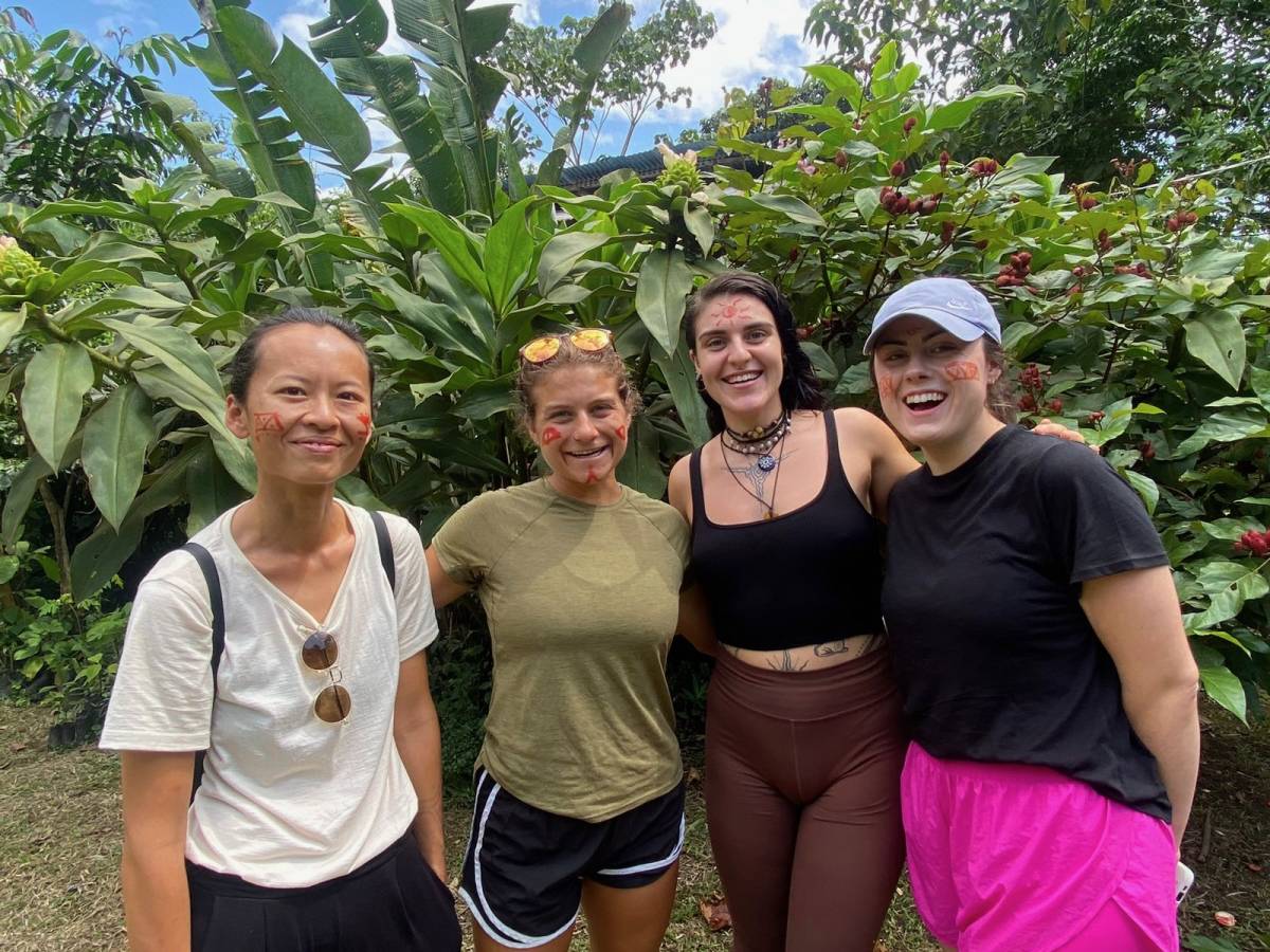 A smiling group picture 