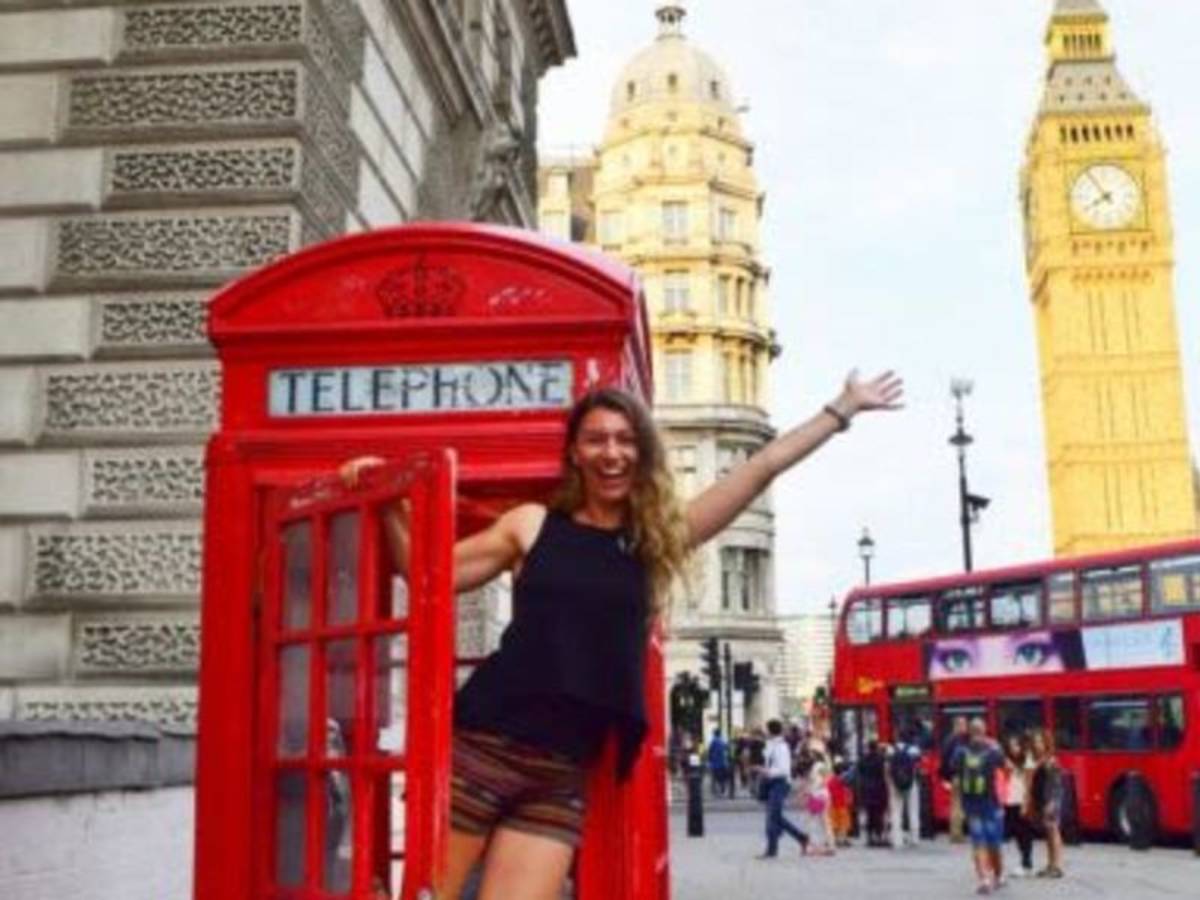 a woman in a phonebooth