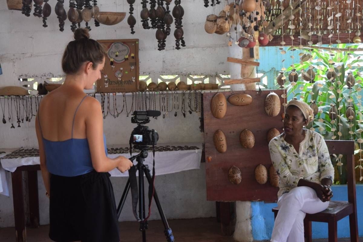 ALDEAS DE PAZ intern recording an interview with a local