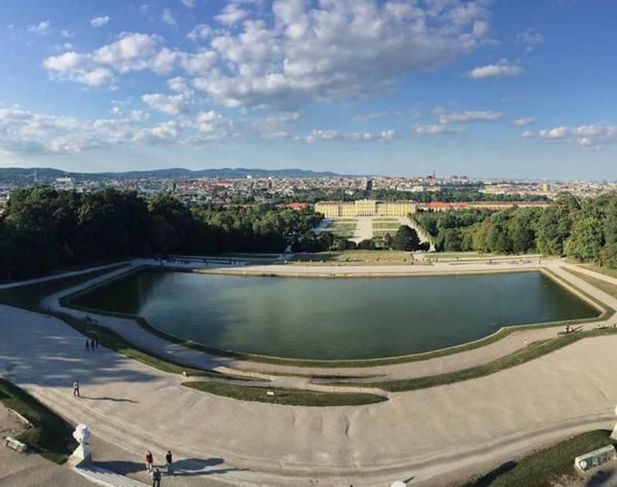 Pond in front of Schönbrunn Palace