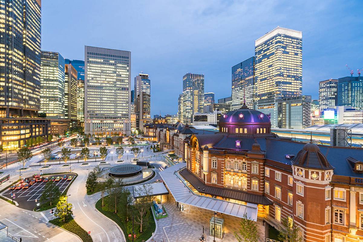 Tokyo station at night