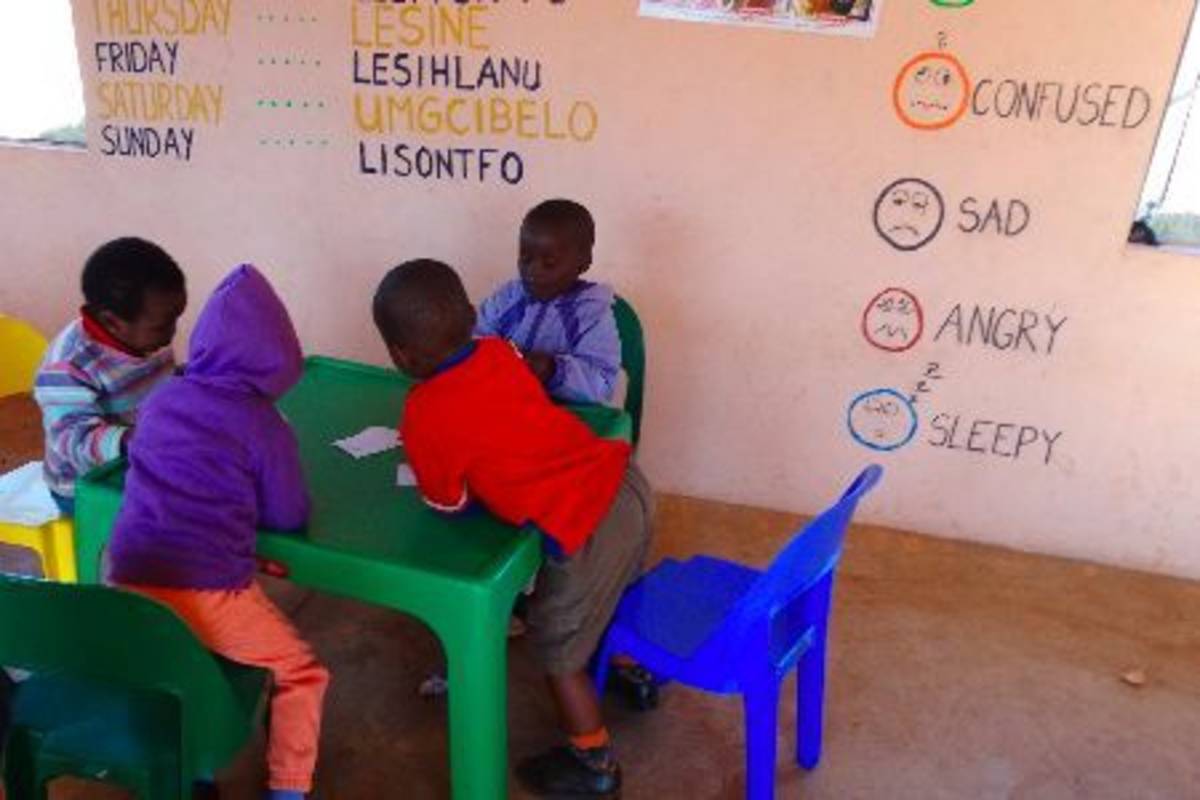 children sharing a table