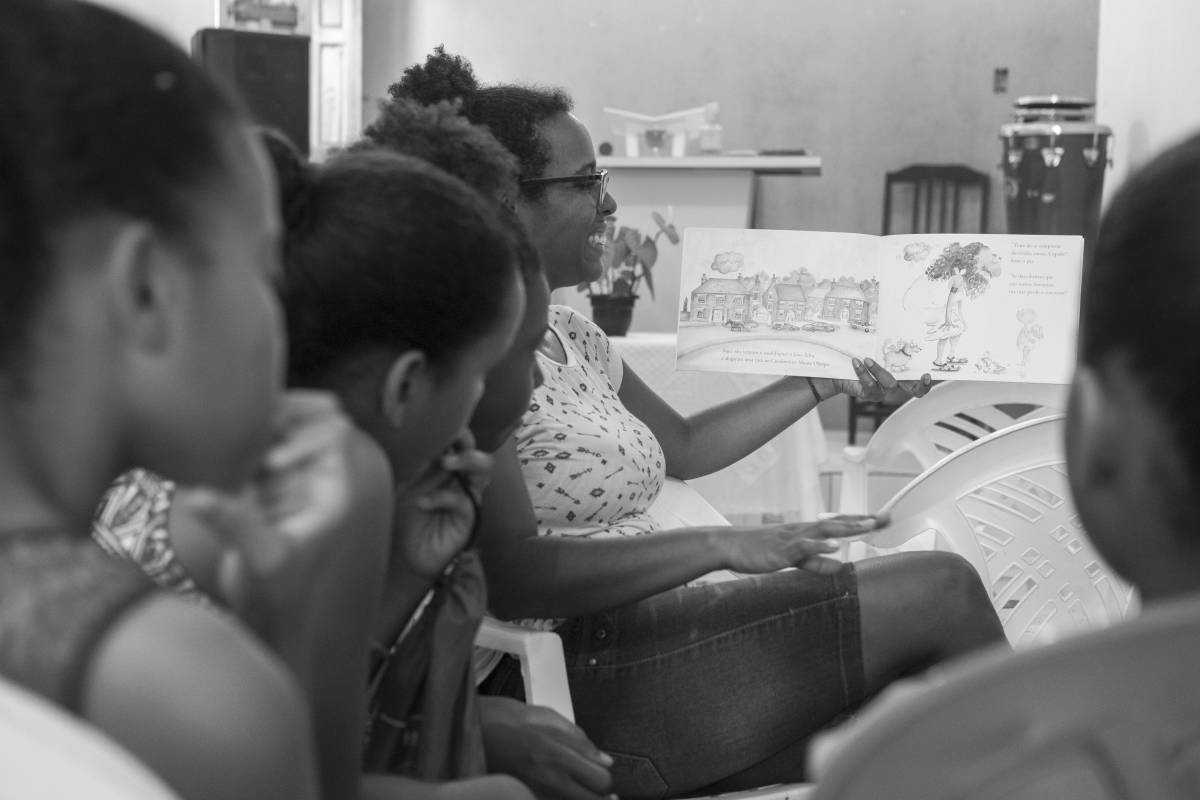 Community Development and Education Intern in Brazil teaching young students
