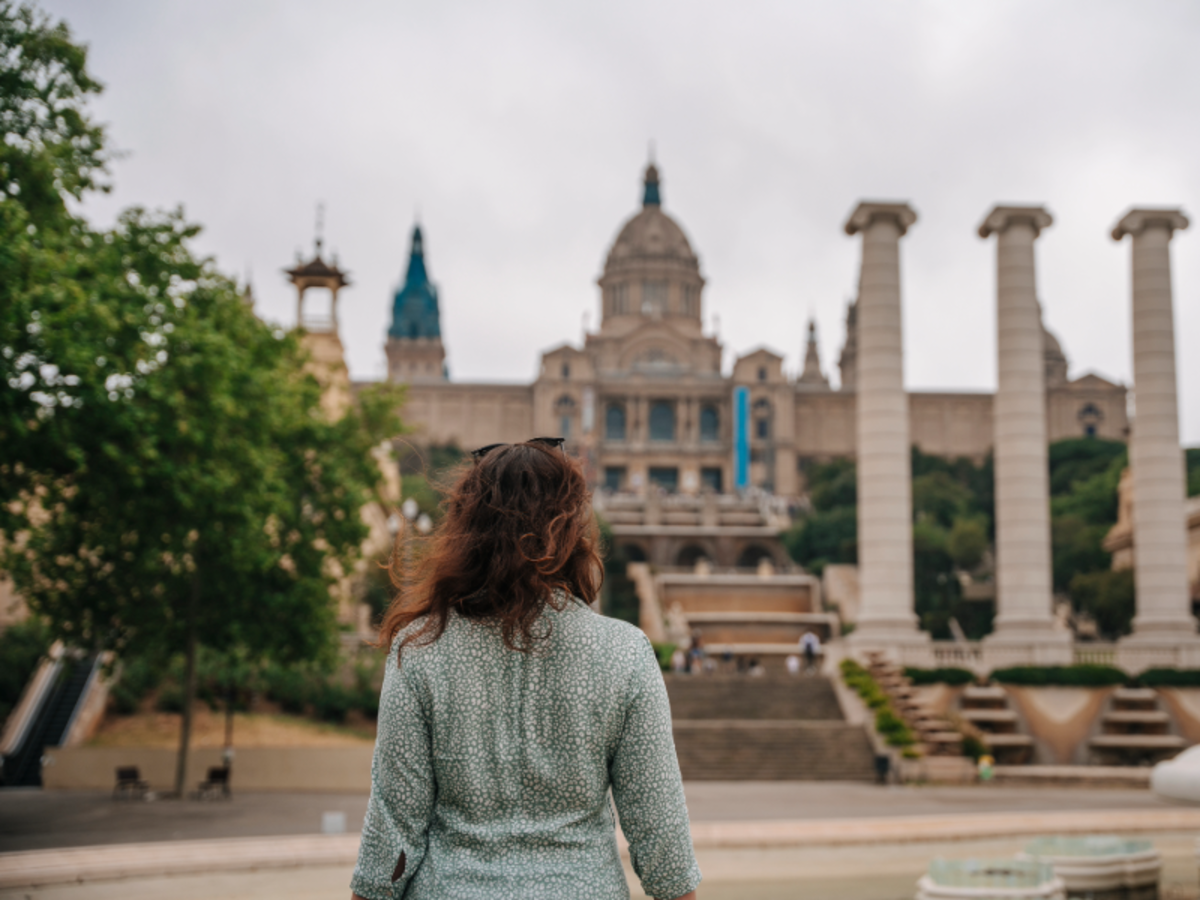 EF student looking up at the Museu Nacional d’Art de Catalunya in Barcelona, with the Four Columns in front.